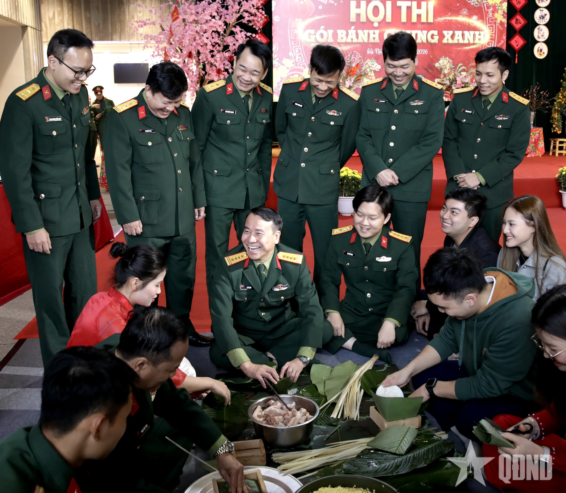 Rộn ràng không khí gói bánh chưng tại Bảo tàng Lịch sử Quân sự Việt Nam